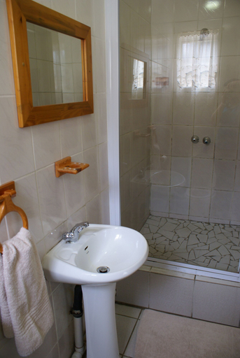 Bathroom 4, Emerald Guesthouse, Ekurhuleni