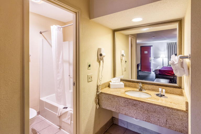 Bathroom 4, Red Carpet Inn Norwalk, Fairfield