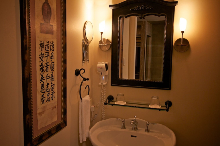 Bathroom 5, Hotel-Motel Drummond, Drummond
