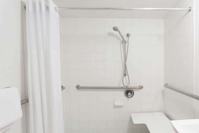 Bathroom 4, Travelodge by Wyndham Deltona, Volusia