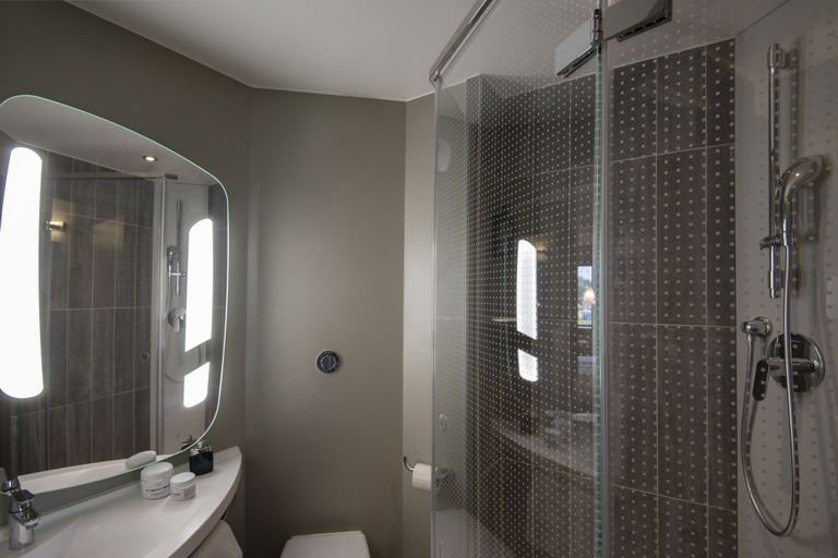 Bathroom 5, ibis Pontorson Baie du Mont-Saint-Michel, Ille-et-Vilaine