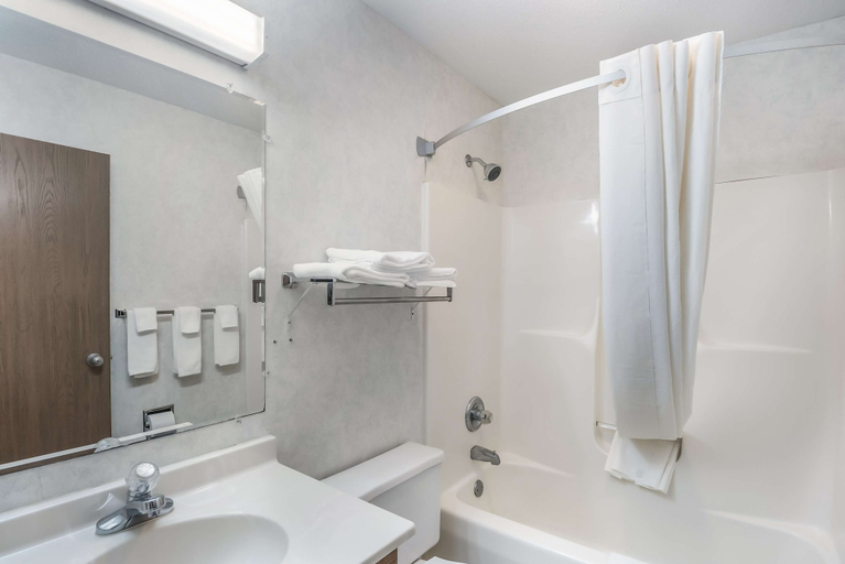 Bathroom 4, Americas Best Value Inn Wenona, Marshall