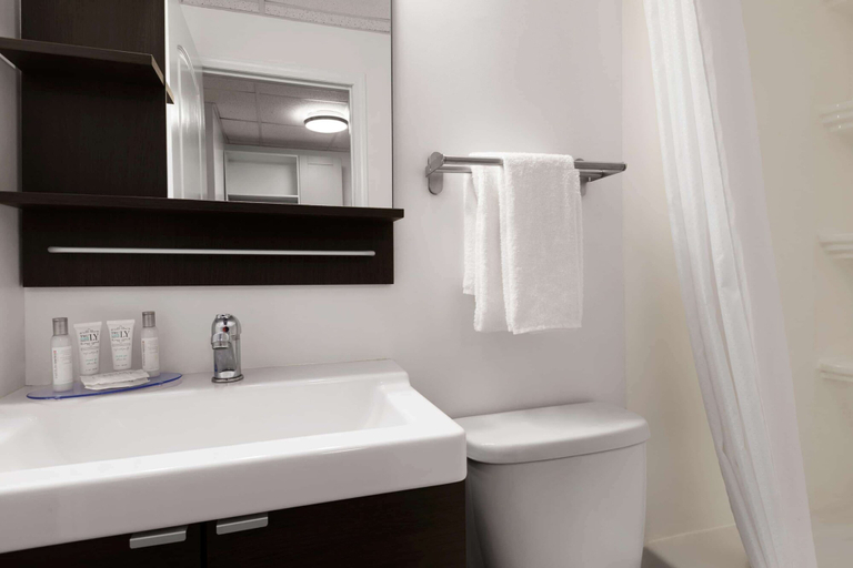 Bathroom 4, Howard Johnson by Wyndham Grande Prairie, Division No. 19