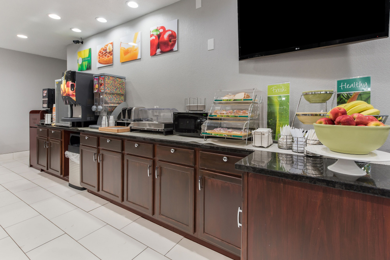 Food & Drinks 5, Quality Inn & Suites Cincinnati Uptown Norwood, Cincinnati