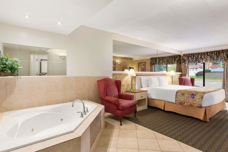 Bedroom 4, Travelodge by Wyndham Owen Sound, Grey