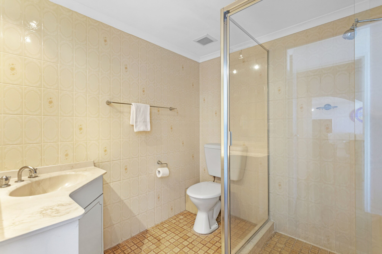 Bathroom 5, Southern Cross Beachfront Holiday Apartments, Gold Coast