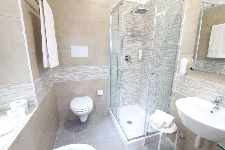 Bathroom 5, Hotel Leonardo da Vinci, Milano