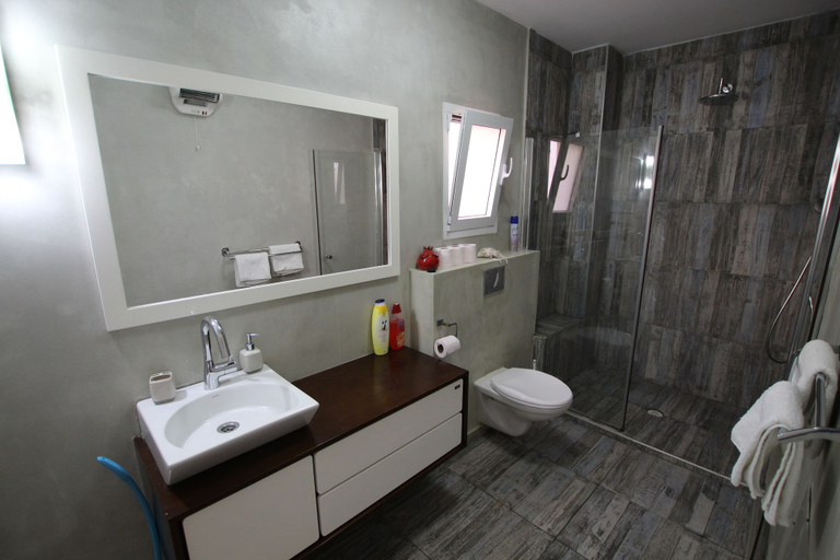 Bathroom 4, The Seasons Beach Apartment 2