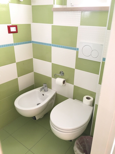 Bathroom 5, Hotel Terminus, Rimini