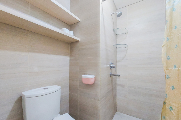 Bathroom 5, Fully Furnished and Comfy Studio Silk Town Apartment By Travelio, Tangerang