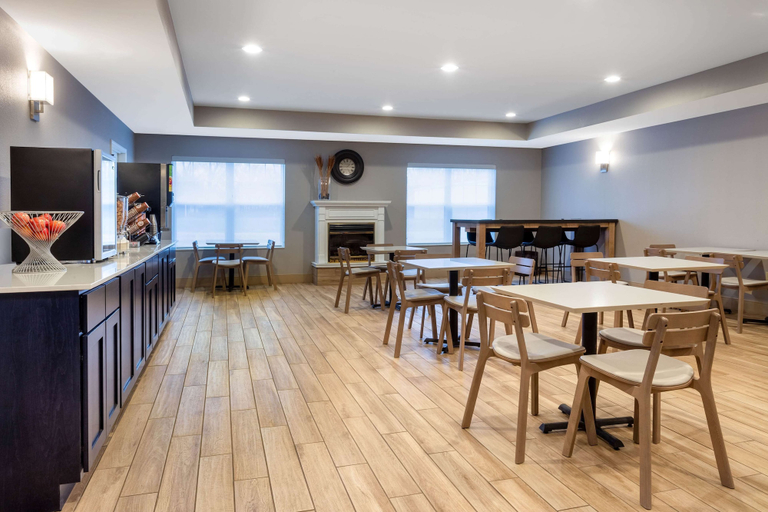 Food & Drinks 5, AmericInn by Wyndham Fulton Clinton, Whiteside