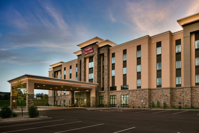 Exterior & Views 1, Hampton Inn & Suites Hudson, Saint Croix