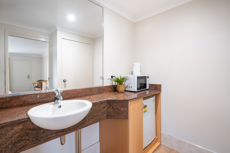 Bathroom 4, Heritage Inn Bathurst, Bathurst Regional - Pt A