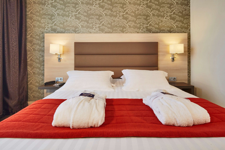 Bedroom 3, Kyriad Prestige Lyon Est - Saint Priest Eurexpo Hotel and Spa, Rhône