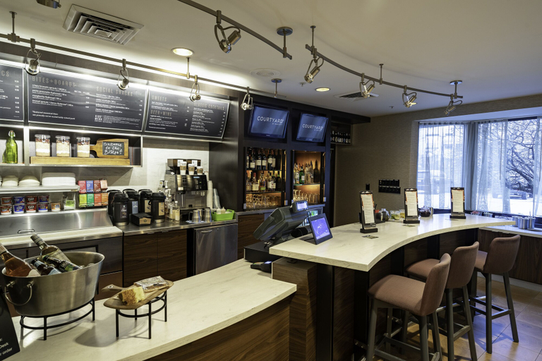 Food & Drinks 5, Courtyard by Marriott Cleveland Willoughby, Lake