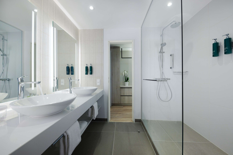 Bathroom 5, DoubleTree by Hilton Hannover Schweizerhof, Region Hannover