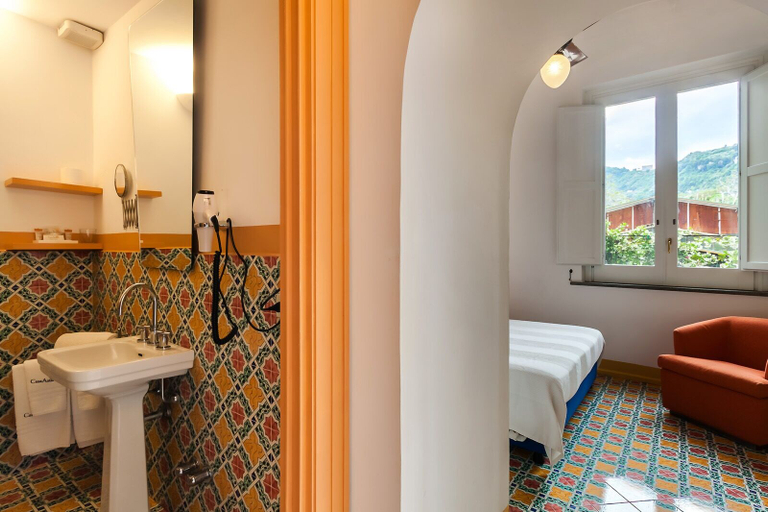 Bathroom 4, Casa Astarita, Napoli