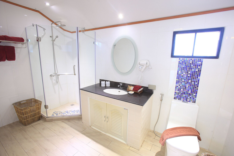 Bathroom 4, P. P. Erawan Palms Resort, Mueang Krabi