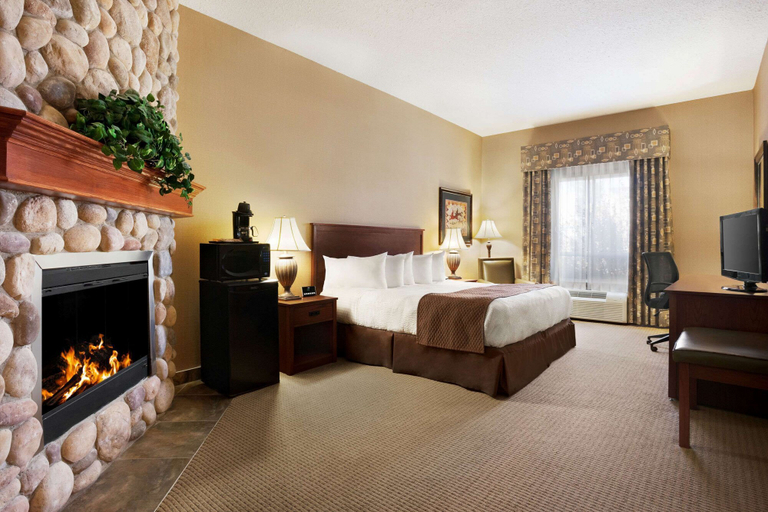 Bedroom 3, Days Inn & Suites by Wyndham Strathmore, Division No. 5