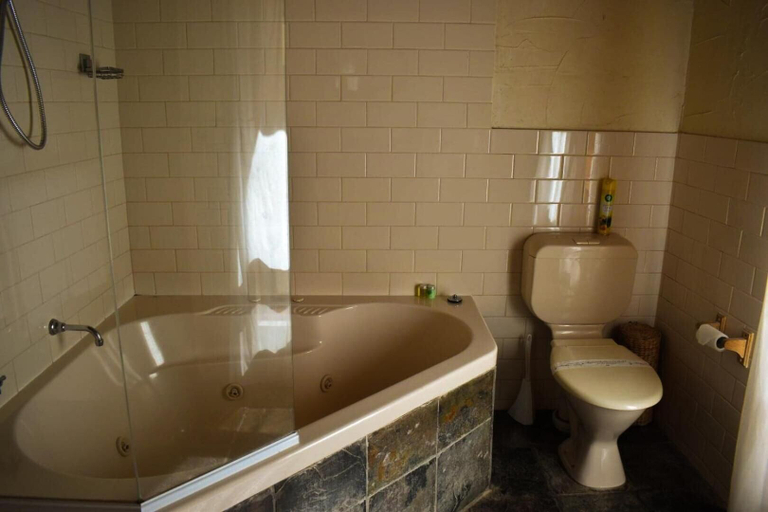 Bathroom 4, Clarendon Chalets, Grant