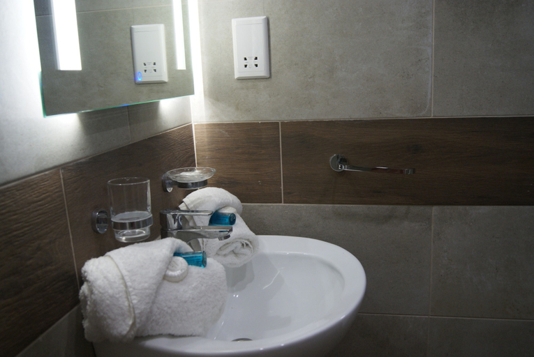 Bathroom 3, The Buccaneers Boutique Guest House, Saint Paul's Bay