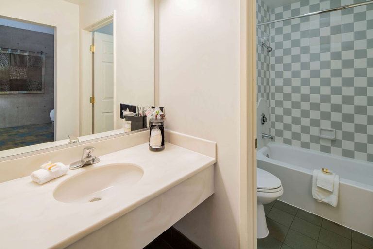 Bathroom 4, La Quinta Inn & Suites by Wyndham Irvine Spectrum, Orange