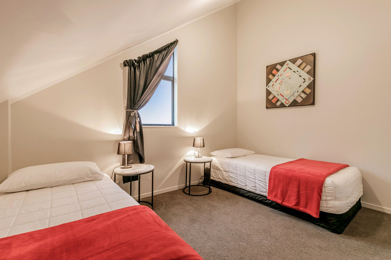 Bedroom 3, Le Chalet Suisse Motel Apartments, Taupo