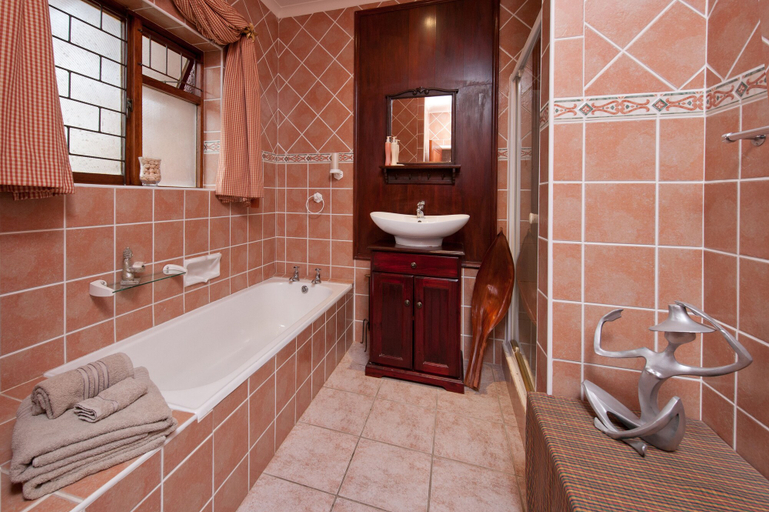 Bathroom 3, Brown Jug Guest House, Overberg