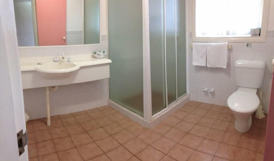 Bathroom 5, Forster Palms Motel, Great Lakes