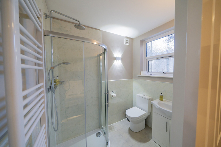 Bathroom 4, Peartree Serviced Apartments, Wiltshire