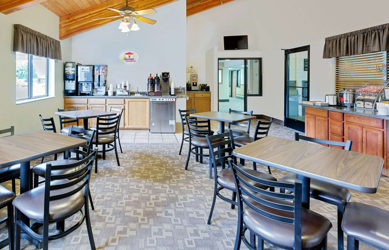 Food & Drinks 5, Super 8 by Wyndham St. James, Watonwan