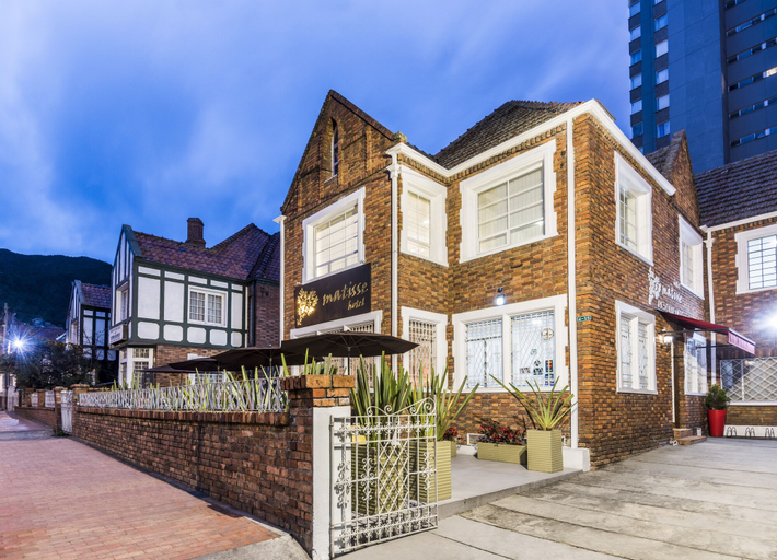 Exterior & Views