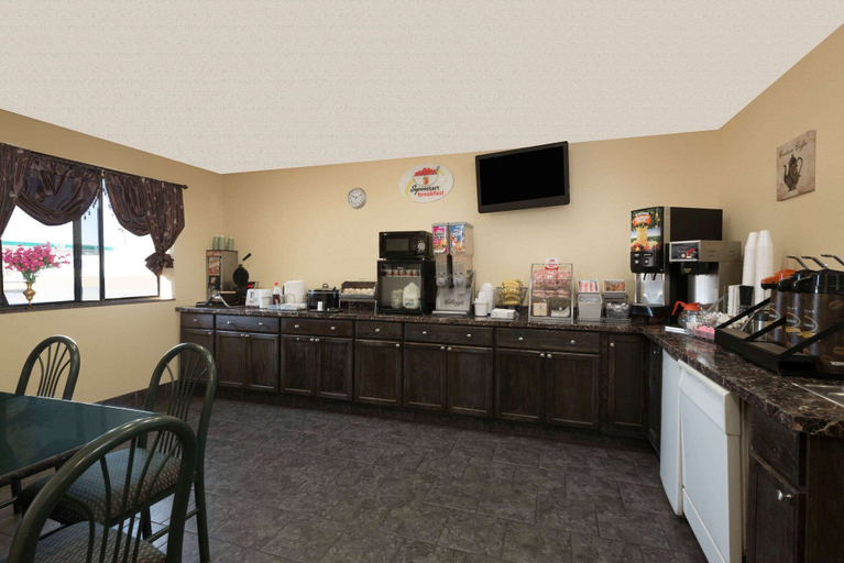 Food & Drinks 4, Super 8 by Wyndham Topeka/Wanamaker RD/I-70, Shawnee