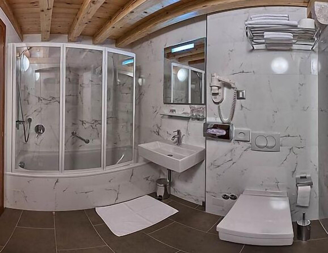 Bathroom 4, Hotel Monika, Trogir