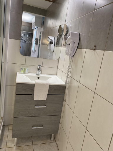 Bathroom 3, Hôtel La Chaumière, Hérault