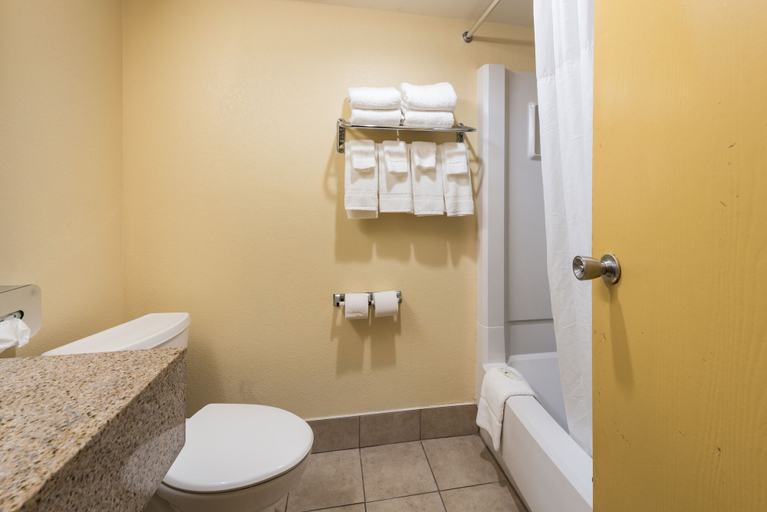 Bathroom 4, Quality Inn & Suites Cincinnati Uptown Norwood, Cincinnati