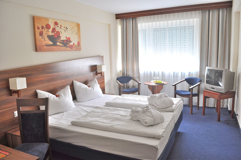 Bedroom 3, Savoy Hotel Frankfurt, Frankfurt am Main