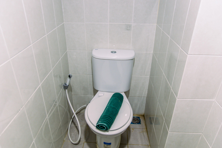 Bathroom 5, Elegant and Comfortable Studio at Urbantown Serpong Apartment By Travelio, Tangerang Selatan