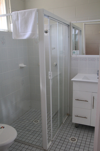 Bathroom 4, Central Coast Motel, Wyong - South and West