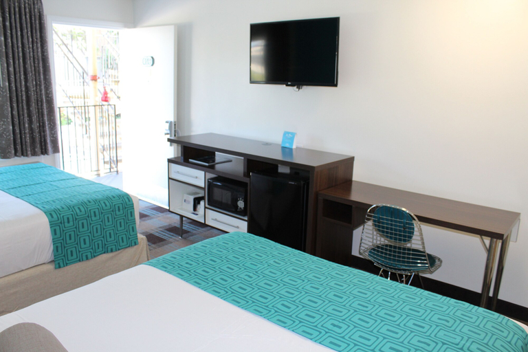 Bedroom 3, Howard Johnson by Wyndham San Diego Hotel Circle, San Diego