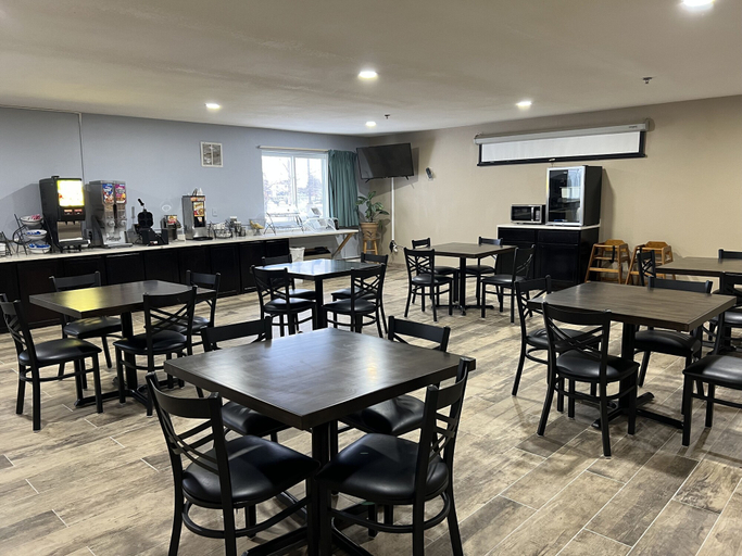 Food & Drinks 5, Super 8 by Wyndham Escanaba, Delta