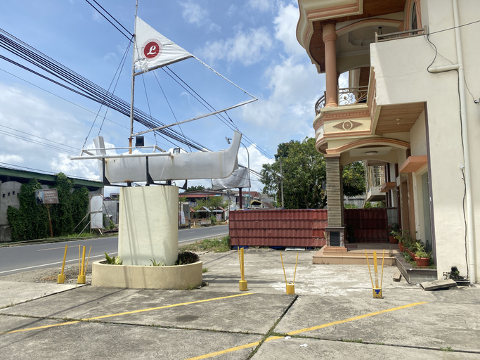 Exterior & Views 2, Lilianto Hotel Polewali Mitra RedDoorz, Polewali Mandar