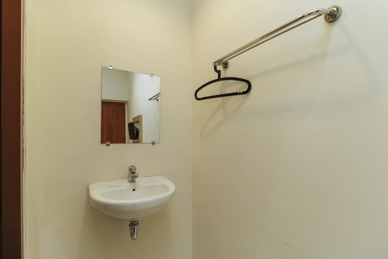 Bathroom 3, RedDoorz Plus @ Slamet Riyadi (temporarily closed), Solo