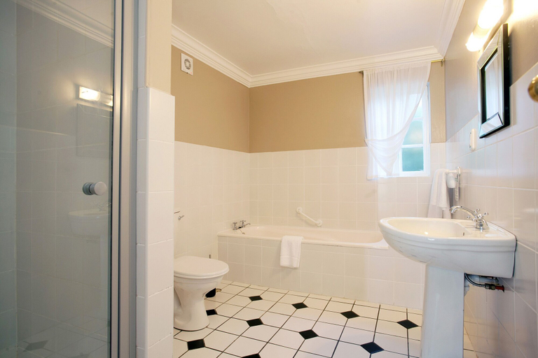 Bathroom 4, Tsitsikamma Village Inn, Cacadu