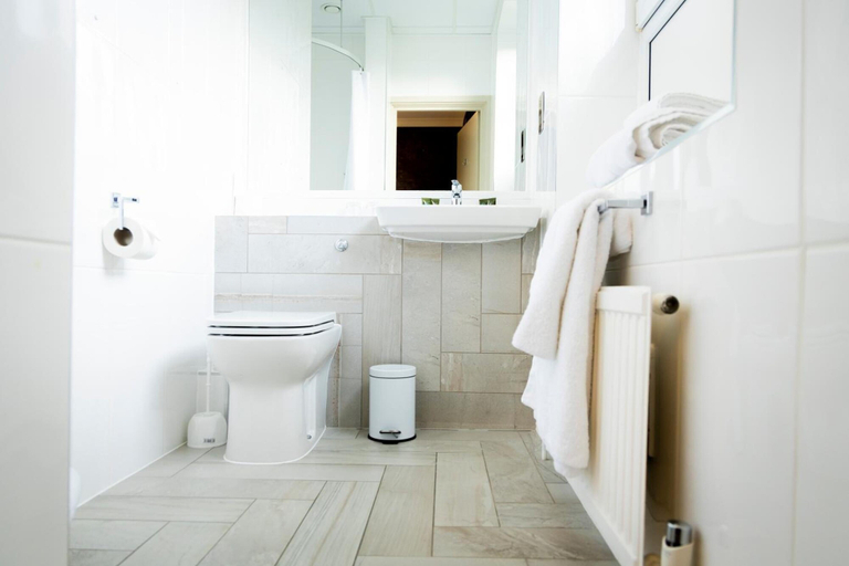 Bathroom 4, Mitchell Hall, Central Bedfordshire