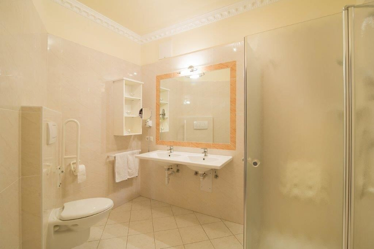 Bathroom 5, Panorama Tramin, Bolzano