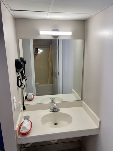 Bathroom 5, Pin Oak Parkway Inn, Sevier