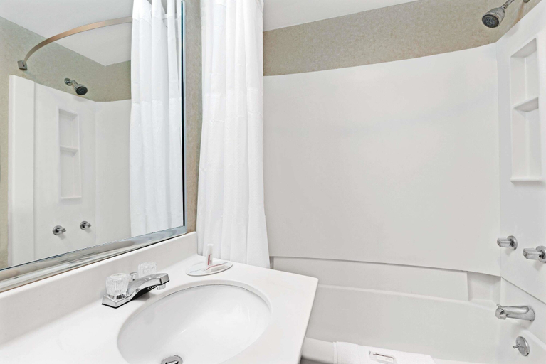 Bathroom 4, Super 8 by Wyndham Kenmore/Buffalo/Niagara Falls Area, Erie