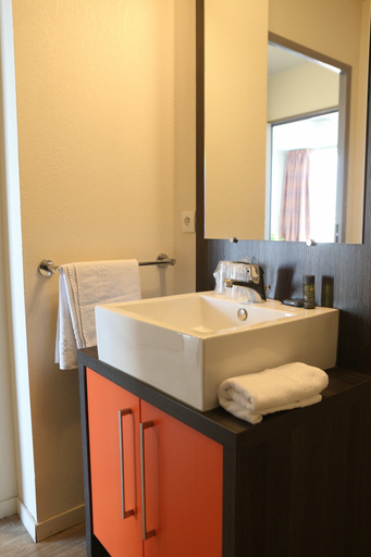 Bathroom 5, Adonis Paris Sud, Val-de-Marne
