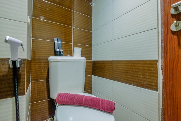 Bathroom 5, Strategic and Simply Studio at Margonda Residence 3 Apartment By Travelio, Depok